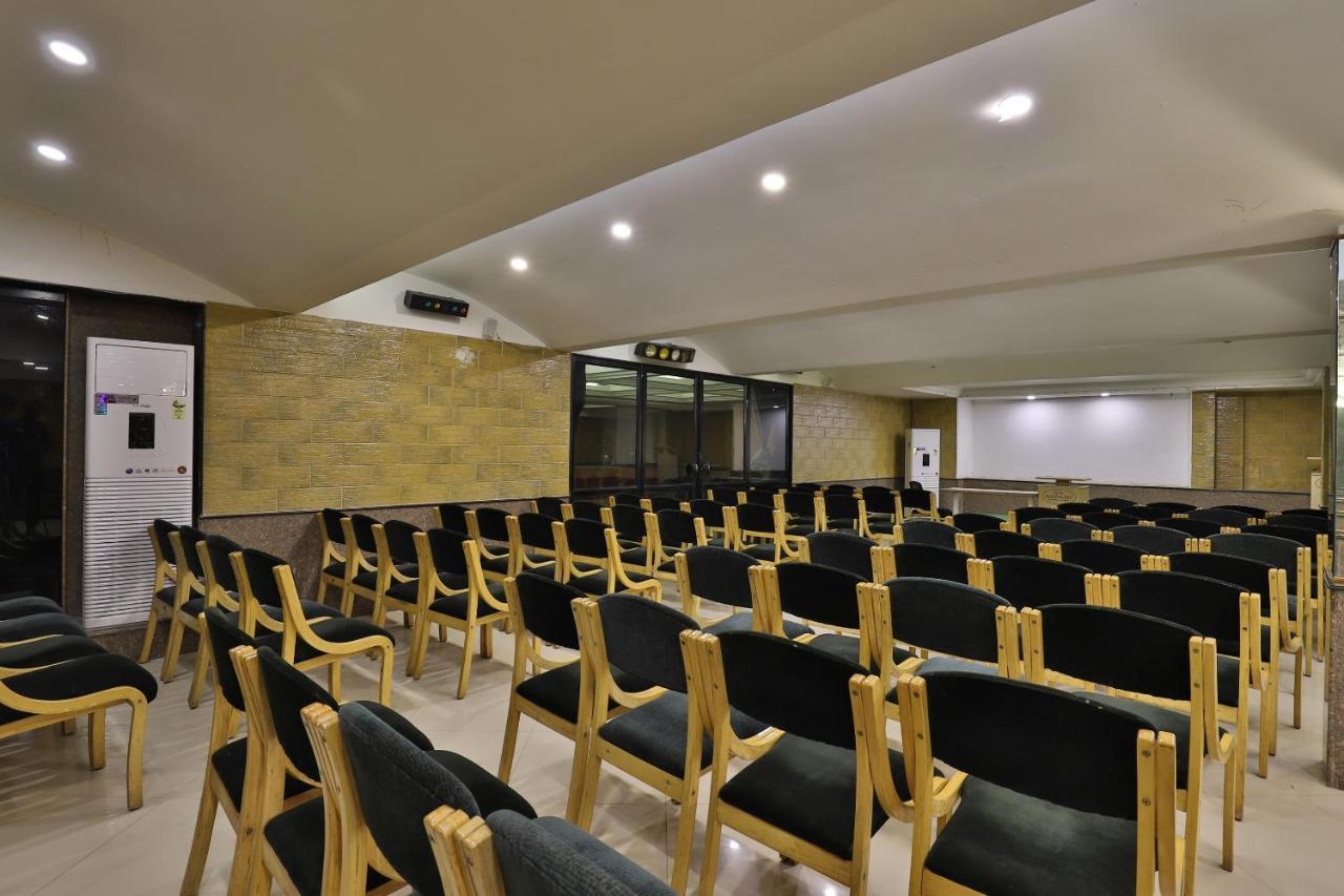 Capital O 1338 Hotel Harmony Rajkot Exterior photo
